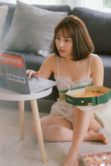 美女脱内衣给男生揉揉